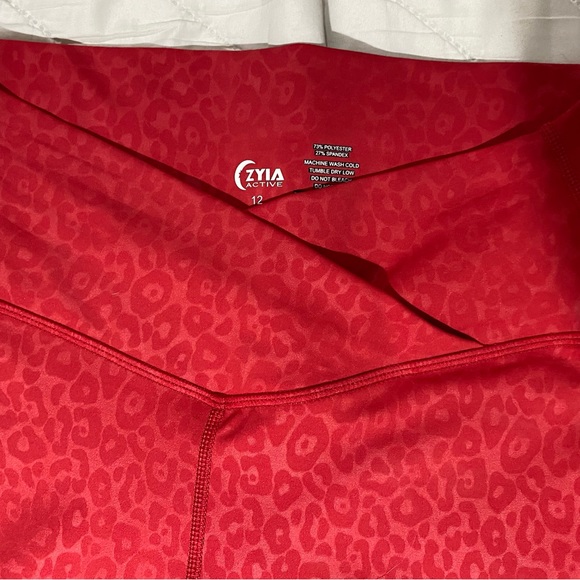 Never worn Zyia Red patterned leggings crossover front bum ruching size 12 - Picture 2 of 4